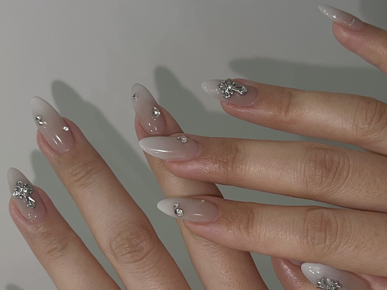 2025年-2026年冬トレンド】クロム ハンドのネイルデザイン集｜人気順