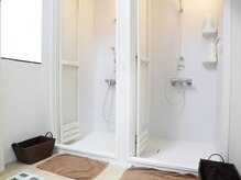 シャワールームや更衣室は男女別で、2部屋ご用意しております。