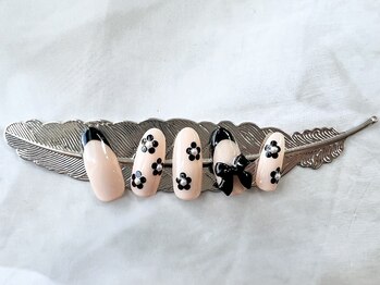 ラウレアルア(Laure’a lua)/小花ホロネイルデザイン