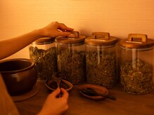 黄土韓方よもぎ蒸し Happle 南船場店【ハップル】の雰囲気（その日の体調に合わせて、4種のよもぎブレンドから選べます◎）