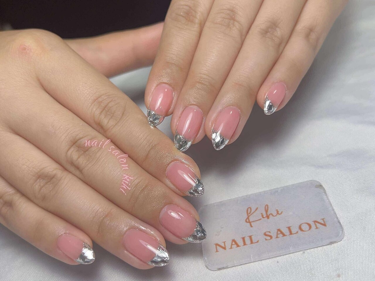 2025年-2026年冬トレンド】フレンチ ハンド ショートのネイルデザイン