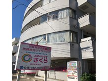 ◇通りから入って左手白い建物、奥の左側に入口があります