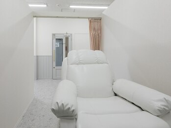 ルポドット 四日市(repos.)の写真/[四日市/マツエク/まつ毛パーマ]リクライニングチェアのある落ち着いたオシャレ空間で理想のお目元仕上げ♪
