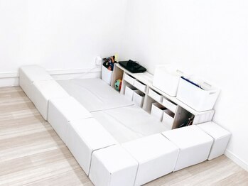 アールワイズ(Rys)の写真/【完全個室×お子様連れ歓迎】おもちゃ/タブレット/DVD等完備♪丁寧×スピーディーな高技術で理想が叶う◎