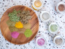 国産無農薬ハーブをはじめ、椅子やマントもオーガニック素材◎