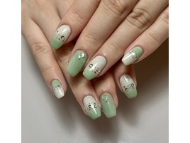 大人の淡い黄緑ネイル