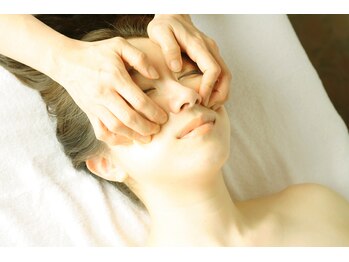 トータルエステ ユキ(YUKI)の写真/「今日からあなたも生まれ変わる。エステ超えの根本改善で整顔、シャープな輪郭矯正でスッキリします。」