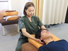 リライフ鍼灸整骨院 新橋院/仰向けで首や頭のマッサージ