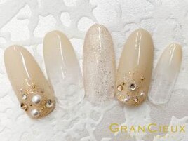 大人かわいいベージュネイル