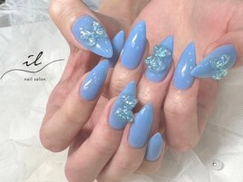 透け感ブルーネイル