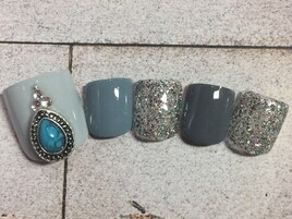 グレーカラーフットネイル