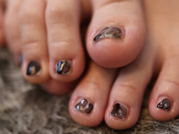 クロ(KURO)/クリアベースに一癖ネイル