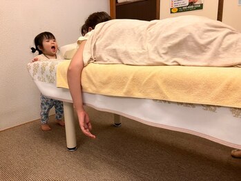 子育てママの整体サロン/施術中の様子