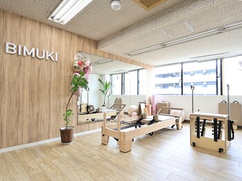 美ムキ 扇町 南森町店(美MUKI)/木目調の内観