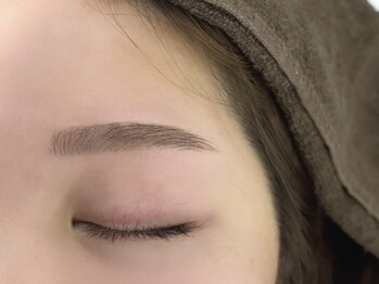 レーヴラグゼ(REVE LUXE)の写真/視線を惹きつける垢抜け感を叶える◎すっぴんから自信が持てる目元をプロの技で◇メイク時間も短縮♪