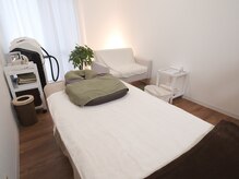 睡眠の質改善サロンAnge【もみほぐし/よもぎ蒸し/ヘッドスパ/脱毛/エステ】の雰囲気(やさしい灯りと落ち着いた空間が、自然と呼吸を深くしてくれる。)