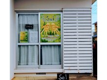 駐車場は入って右側です。