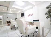 ネイルサロン ビビ(bibi)の雰囲気（白を貴重とした店内♪）