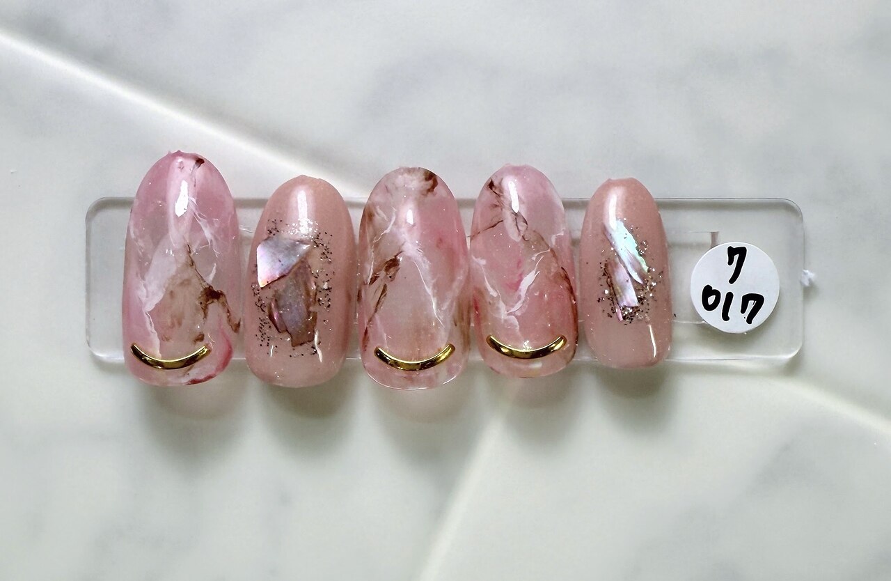 2025年秋トレンド】ピンク大理石のネイルデザイン集｜人気順