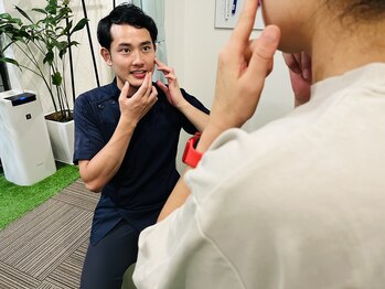 たかさきひかり鍼灸整骨院/お顔のストレッチを指導