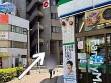 アストリエ グレース 相模大野(Astorie Grace)/4）コンビニが見えてきます