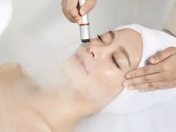 グロウアップ ビューティ 丸の内店(Glow-up Beauty)の写真/黒ずみ・角栓・ザラつきが気になる肌に。光フェイシャル×ヒアルロン酸で毛穴詰まりや皮脂を徹底クリア。