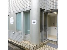 ロム フローラ(Rom Flora)の雰囲気(丸い惑星のロゴ看板がサロンの目印です◯)