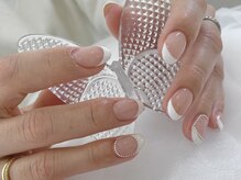 ネイルサロン グリッター Nail salon Glitter/白フレンチ×囲みチェーン