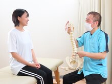 いきいき回復院の雰囲気（痛みの原因を詳しく模型で説明します。）