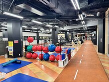 ガトキン札幌フィットネスジムの雰囲気（ストレッチエリアでボールやポールも自由に使える♪）