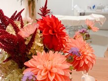 マイ サロン(My Salon)の雰囲気（明るい空間で、素敵なお花も添えてお出迎え♪お子様連れもOKです）