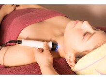 悠リラクゼーション/《ハイパーナイフ小顔施術中》