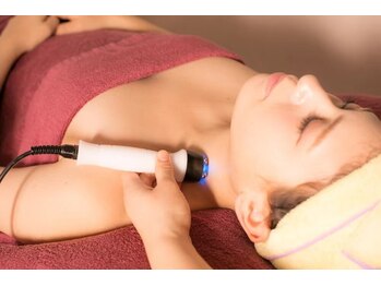 悠リラクゼーション/《ハイパーナイフ小顔施術中》