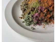 シキ(shiki)の雰囲気(発酵よもぎ蒸しで使用するカラフルな野草パウダー。)