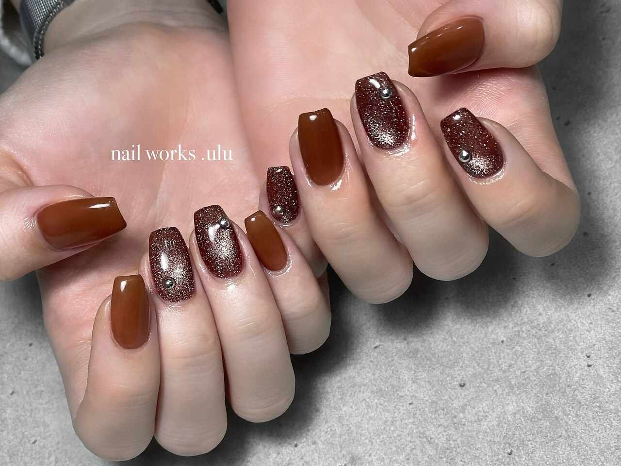 2026年冬トレンド】オレンジブラウン ハンドのネイルデザイン集｜人気