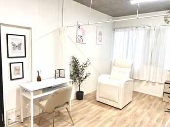 アローナ(Arona)の写真/アイブロウ・まつげパーマorマツエクとネイルの同時施術OK！ハイセンス&もちの良い丁寧な施術◎時短にも♪