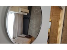 インディバサロン カルム(Calm.)/施術部屋にもミラー♪