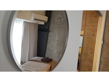 インディバサロン カルム(Calm.)/施術部屋にもミラー♪