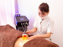 ファニービー 高槻店/ 最新痩身機械使用