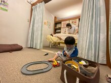 子育てママの整体サロン/施術中のお子様の様子