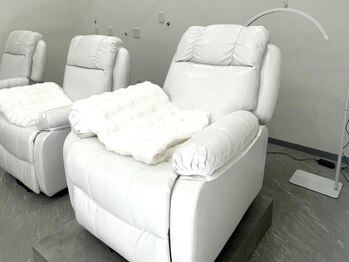 Liora川越店nail&eye【フラットラッシュ/まつげパーマ/眉毛/ネイル/耳ツボ】/リクライニングソファ