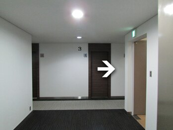 小顔・骨盤・整体専門店 ビヤン 本通り駅前店(BIEN)/エレベーターで3Fへ降りる