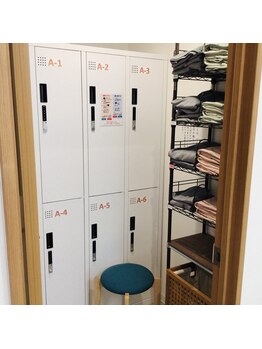 みやさか治療院/更衣室のロッカー