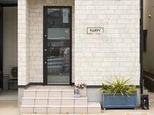 スタジオフラフィー(studio Fluffy)の雰囲気（白タイル壁のモノトーンな外観です。駐車場は2台分ございます。）