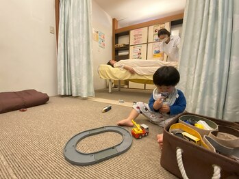 子育てママの整体サロン/施術中のお子様の様子