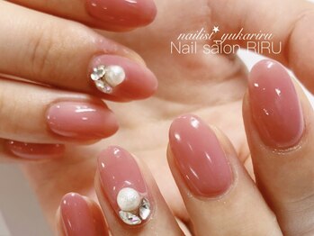 リル(RIRU)/Vカット+ワンカラーネイル