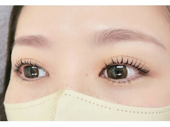 プラスイー(+e)の写真/こなれ感が出るブラウンで透明感＆優しい印象に◎軽く柔らかい高持続フラットラッシュ使用♪他カラーあり☆