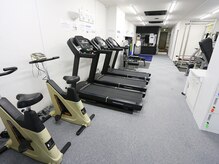 UTA-FIT門真【ウタフィット】パーソナルジムの雰囲気（マシントレ、フリーウエイト、有酸素マシンなど器具は豊富です）