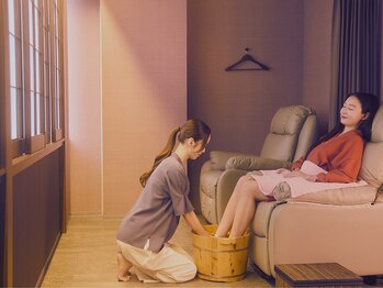利休 足軽店の写真/【歴26年の熟練技】選べる足湯（柚・酒粕・塩）→深層フットケアで極上の休息◆終電後もOK・朝5時まで