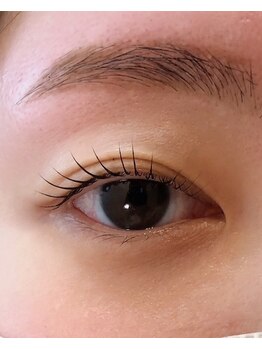 スー 梅田(suu)の写真/自まつ毛に優しい商材の【まつげパーマ】で目を大きく見せ逆まつ毛の改善にも◎人気の束感仕上げも大人気